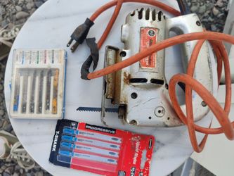 Jigsaw with extra blades