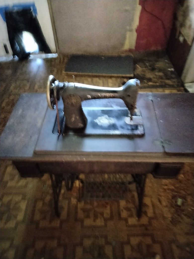 Vintage Singer Sewing Machine 