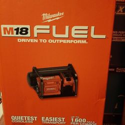 Milwaukee

M18 FUEL 18-Volt Lithium-Ion Brushless Cordless 2 Gal. Electric Compact Quiet Compressor (Tool-Only)

