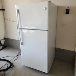 GE Refrigerator Appliance 67 H x 31 1/4 W x 33 7/8 D