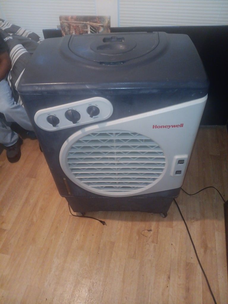 15.9 Gallon Tank Honeywell C060PM Evaporative Air Cooler for Sale in