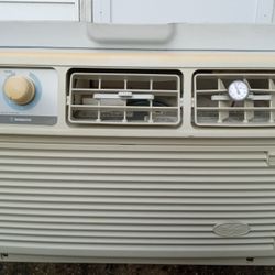 7000 BTU WINDOW AC WORKS PERFECT 
