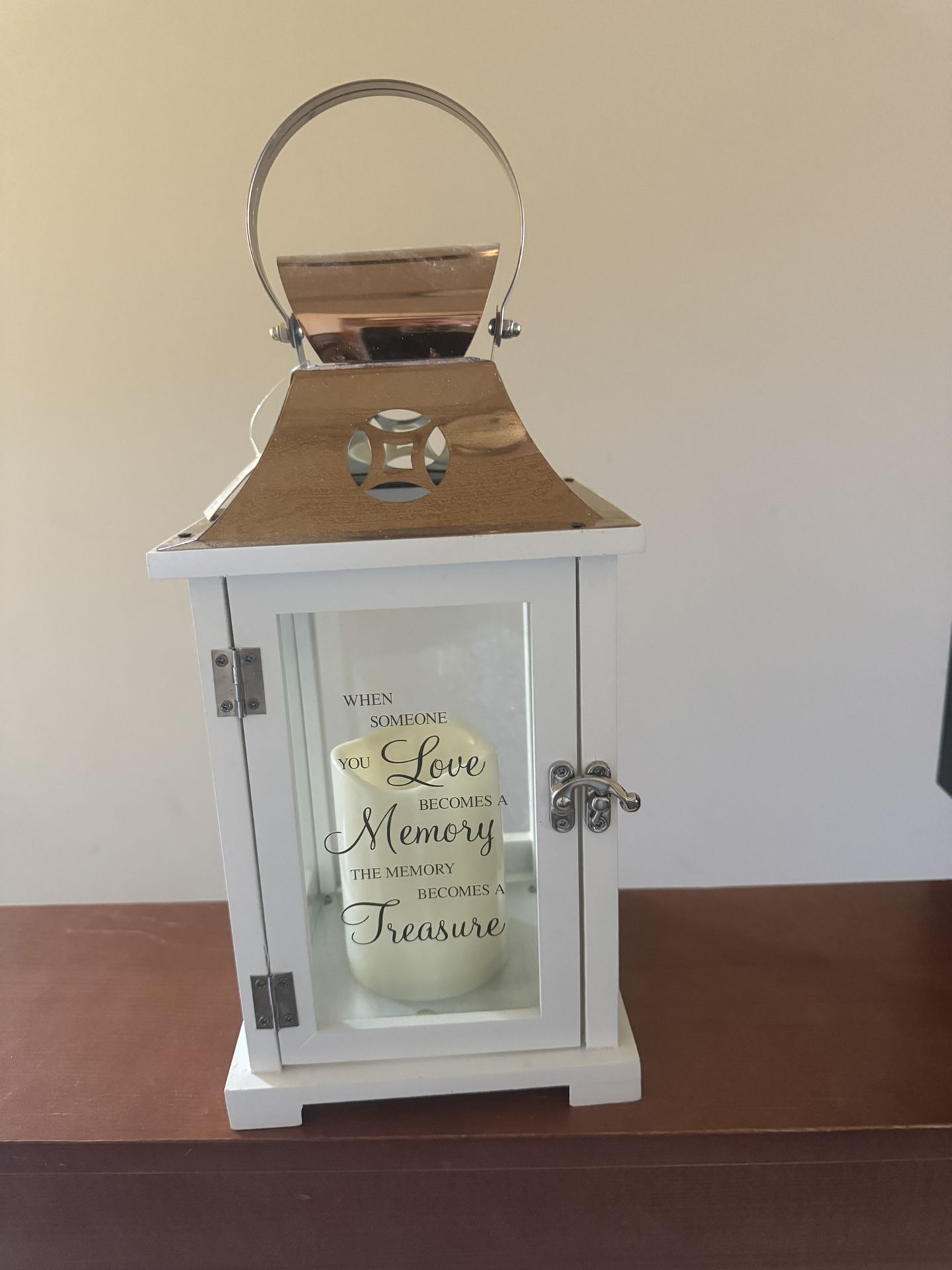 Super cute little lamp that lights up brand new asking 10