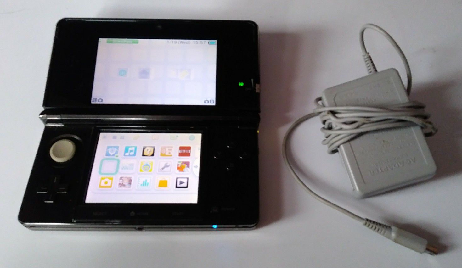 Nintendo 3DS with charger in very clean shape fully functional