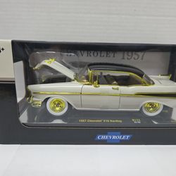M2 Machines 1:24 Scale Chevrolet 1957 CHEVROLET 210 HARDTOP CHASE