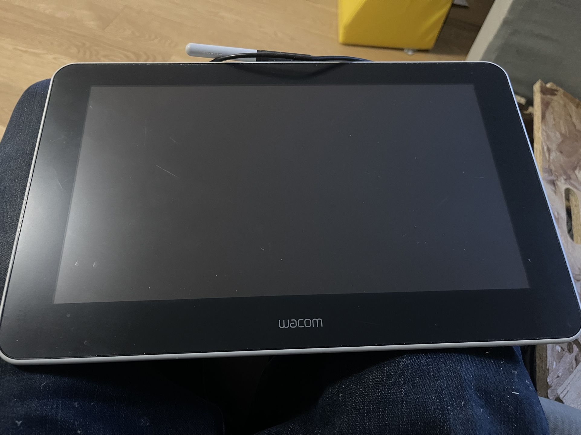 Wacom - One - Drawing Tablet with Screen, 13.3" Pen Display for Mac, PC, Chromebook & Android - Flint White