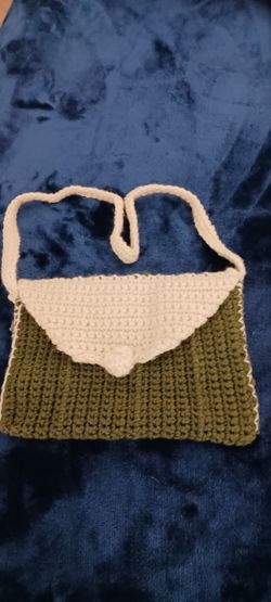 Cartera a crochet verde olivo