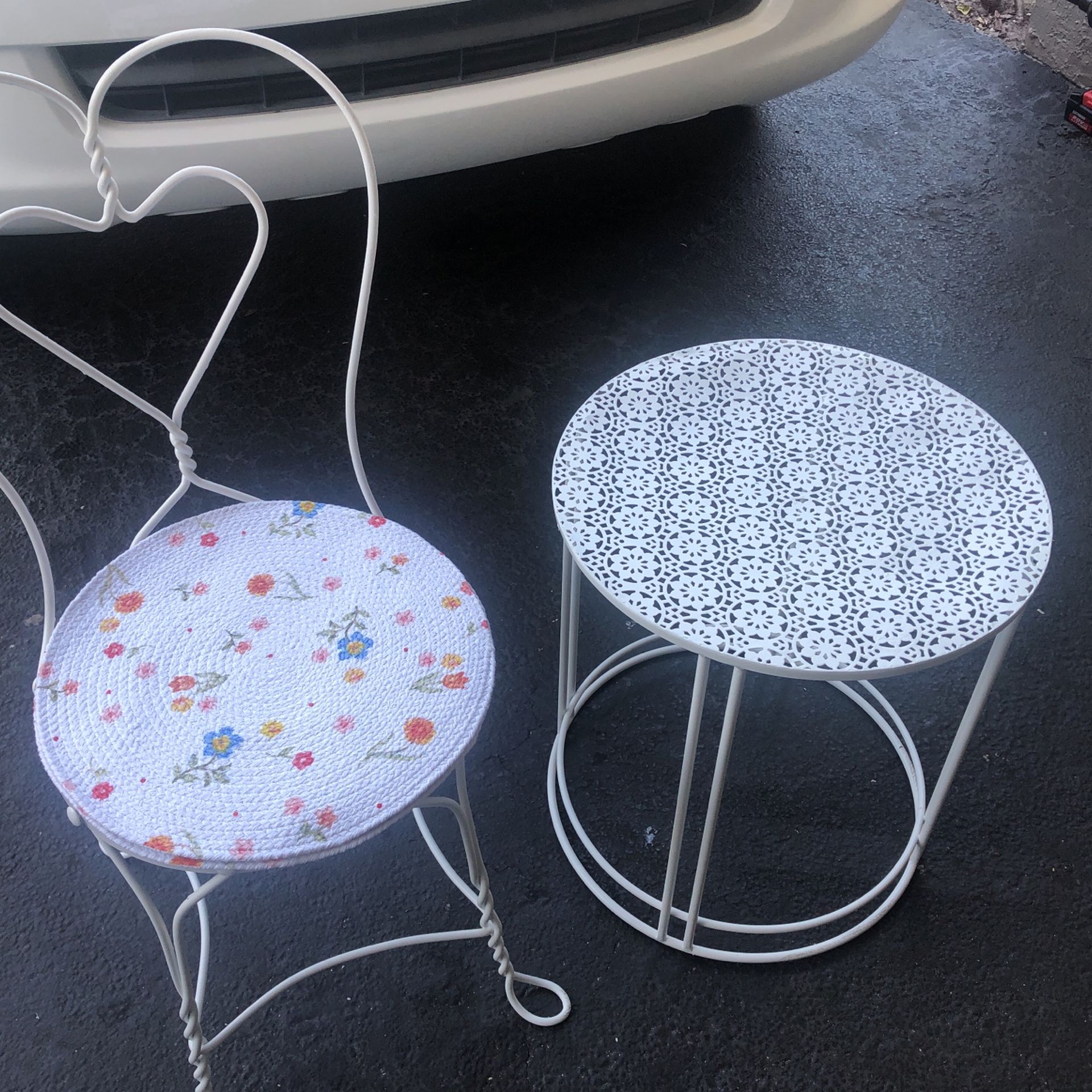 Bistro Metal Set of 2 items/ Patio table and chair
