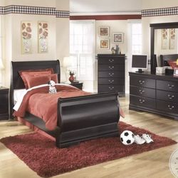 🌙 Sleep in Style with the Ashley Huey Vineyard Black Full Sleigh Bed! 🛏️✨