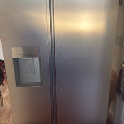 Stainless Steel Hisense Side-by-Side Refrigerator – Ice & Water – Works Perfectly