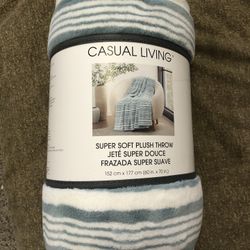 Casual Living Plush Throw Blanket 