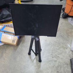 Telescoping Tripod Is Art Mount