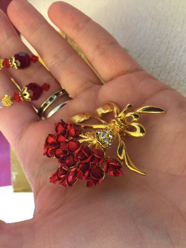 Valentine Roses 🌹 Beautiful Red Rose Broach & red Crystal earrings ❤️ 🌹