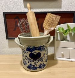 Adorable Large VTG Salt-Glazed Williamsburg Signed Pottery Stoneware Handmade w Cobalt Blue Heart & Floral Decoration/Kitchen Decor/Home Accessories  