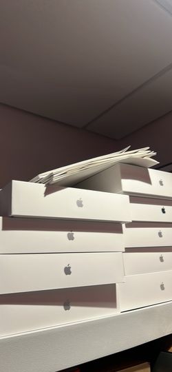 Empty boxes by Apple Mackbook Air’s