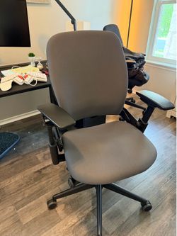 Steelcase Leap V2 Office Chair - fully loaded, Gray Fabric, Black Frame