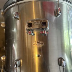 Pearl Forum Drum Set