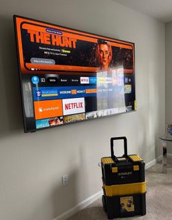 TV WALL MOUNT ON THE WALL