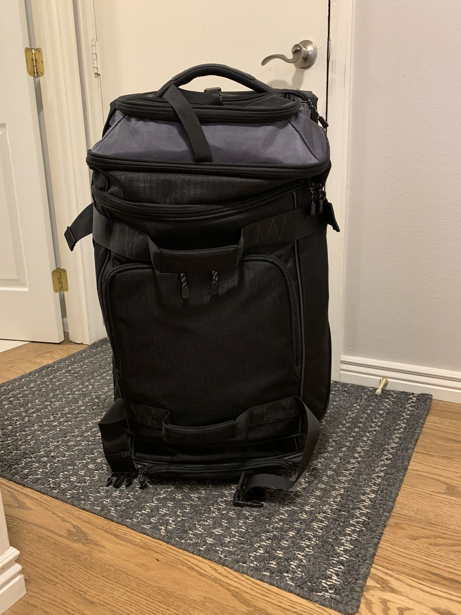 Duffel Bag On Wheels Looks New 