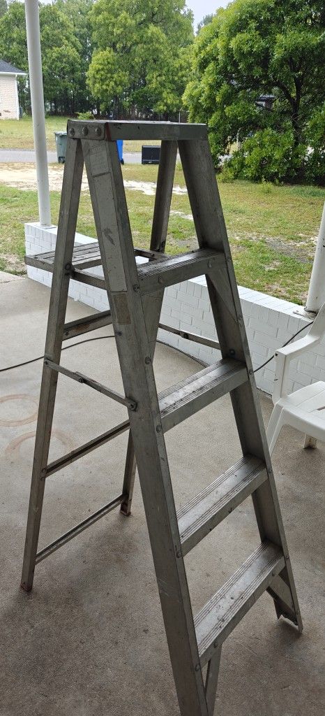 5ft Ladder With Top Lip Holder For Paint Can