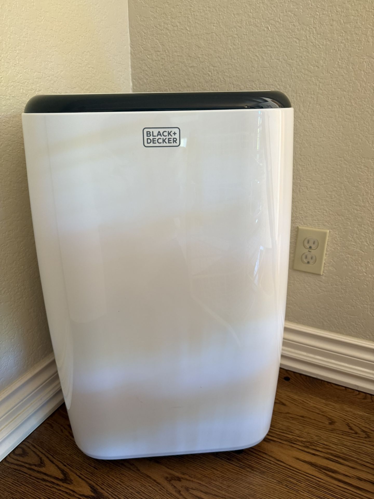 Like NEW Black+Decker Portable Air Conditioner.  8000 BTU.  