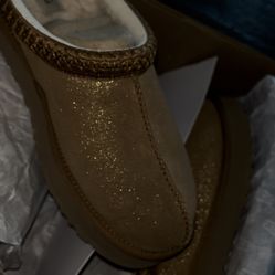 size 6 brand new uggs , never worn.