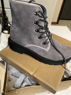 Women Gray Boots *New Size 10