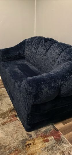 BONELESS LOVESEAT!