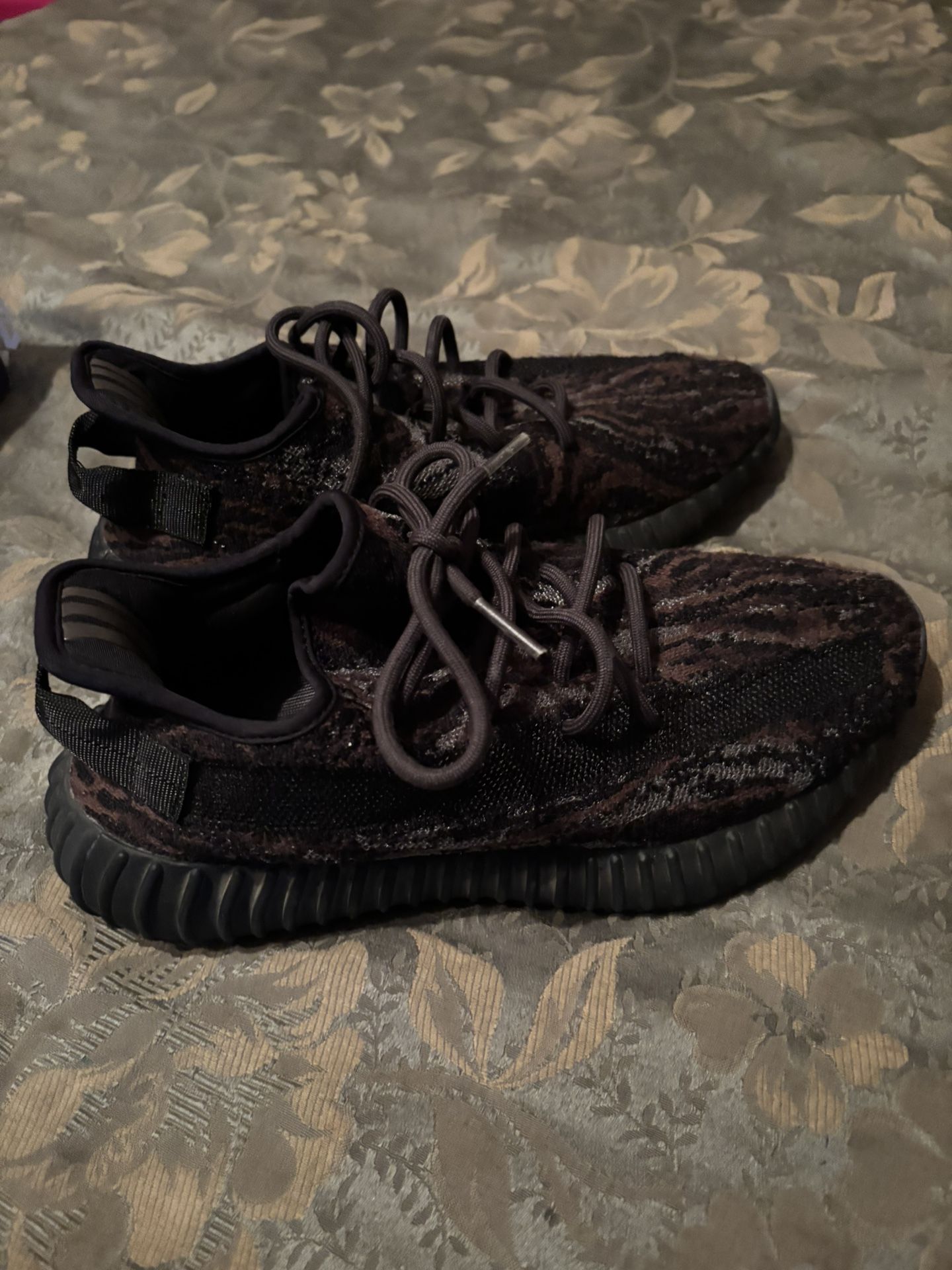 Yeezys 350 maroon Black 8.5