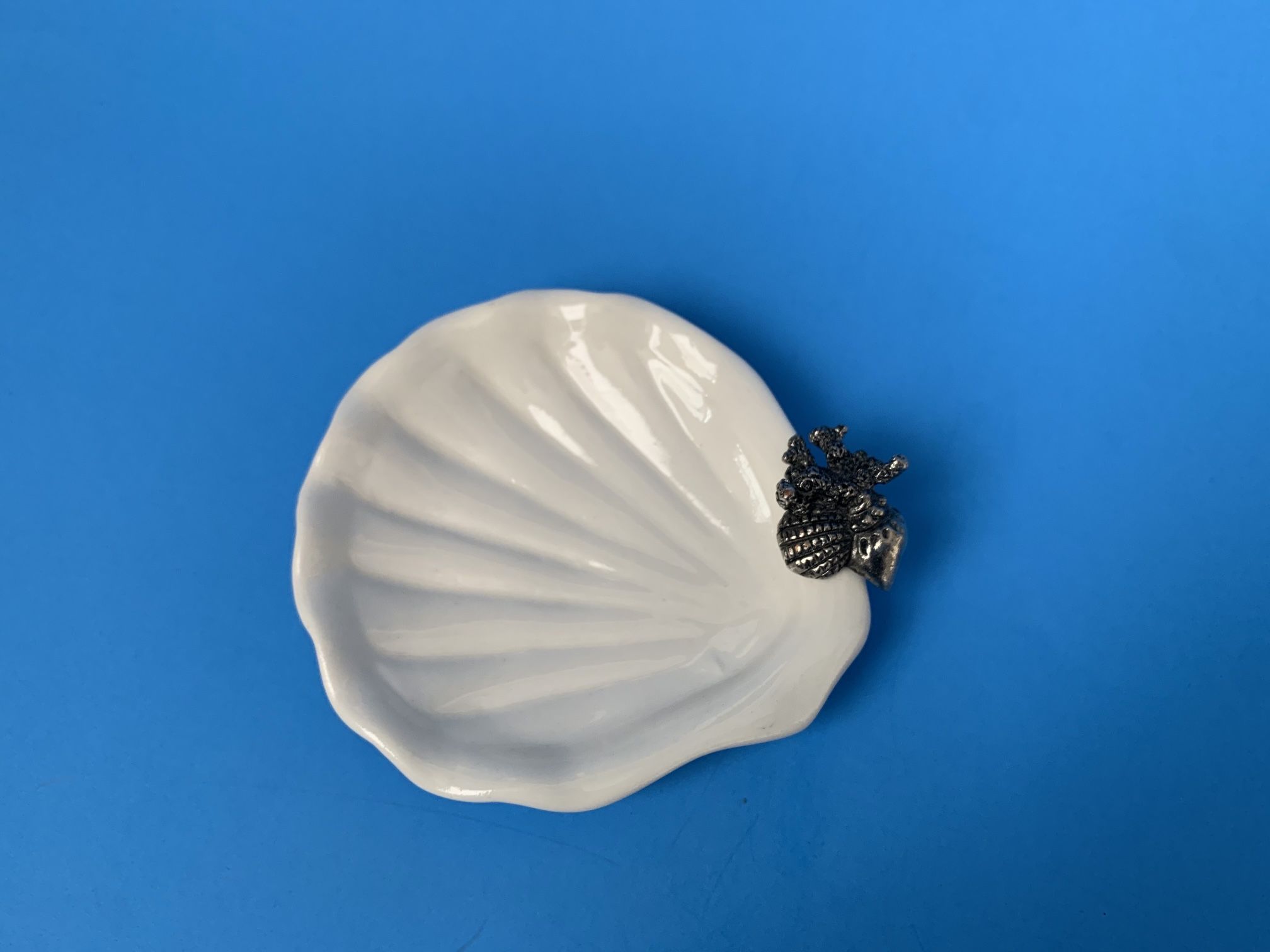 Decorative ceramic mini sealife dish with metal accent decorations (266)