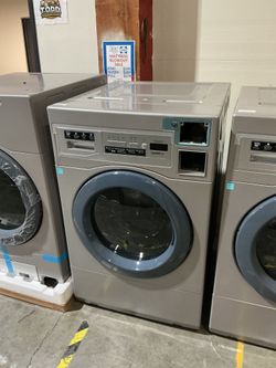 Crossover WHLFP817MC2 Commercial Front Load Washing Machine (Open-Box / Scratch & Dent)