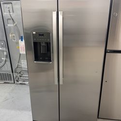 GE Side By Side Refrigerator (25.3 Cu Ft, GSE25GYPFS)