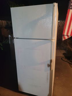 FREE GE Refrigerator/Freezer – Model GTH18EBTZRWW