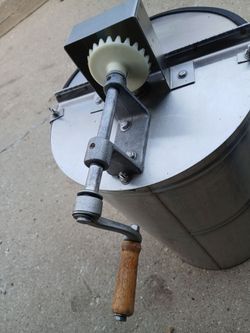 honey estractor 2 frames  good condition,  it works well  $200 0bo