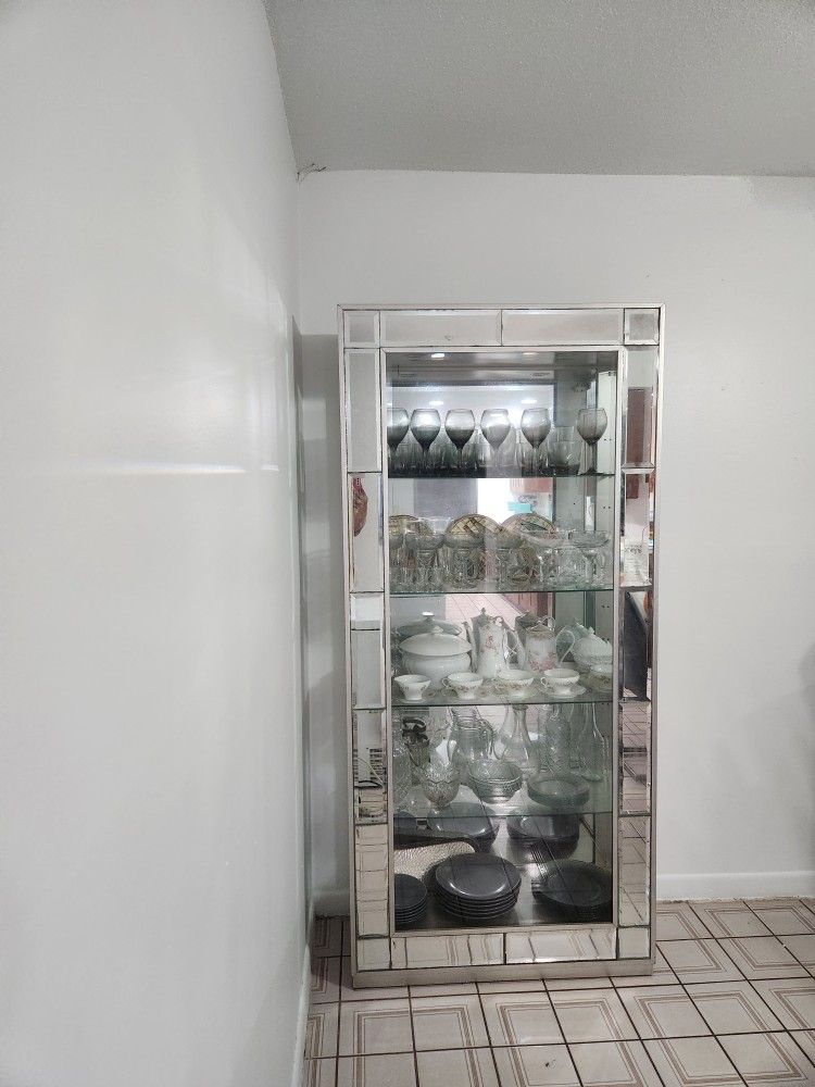 Beautiful China Cabinet – Barely Used, Excellent Condition!