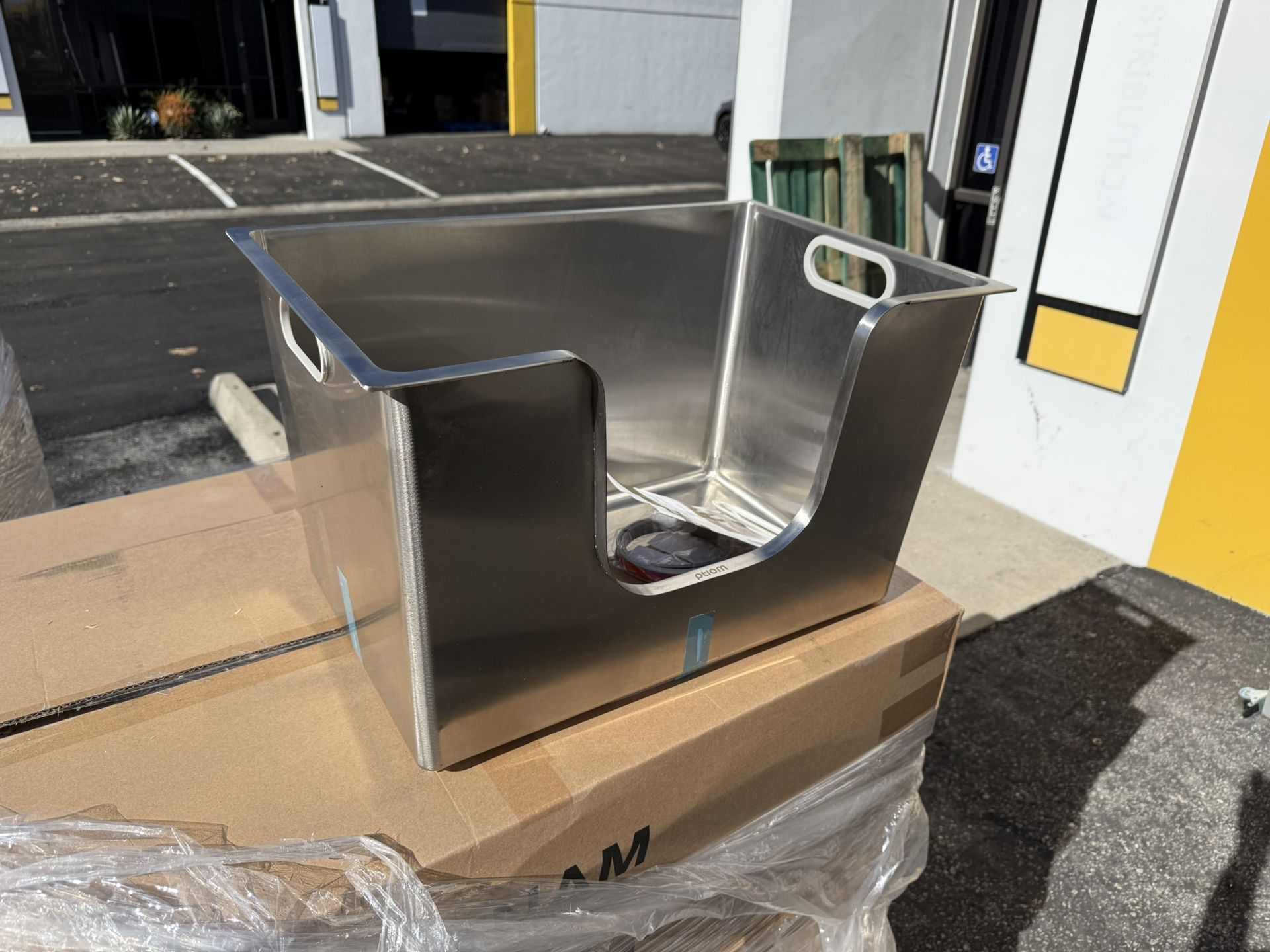 XL Stainless Steel Litter Box with Wheels – High Sides, Easy Clean