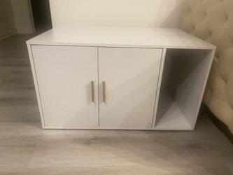 Closed cat litter box