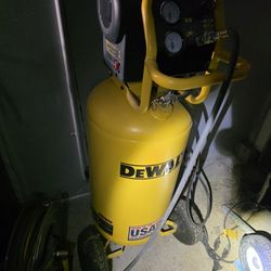 Dewalt 1.7 HP 27 Gal 200 Max PSI Single-Stage Portable Electric (120 Volt) Reciprocating Air Compressor
