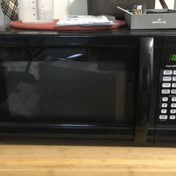 Hamilton Beach 1000 W Microwave  Pending