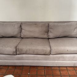 Gray Living Room Sofa with Nailhead Trim  (Sillón de sala gris con tachuelas decorativas)