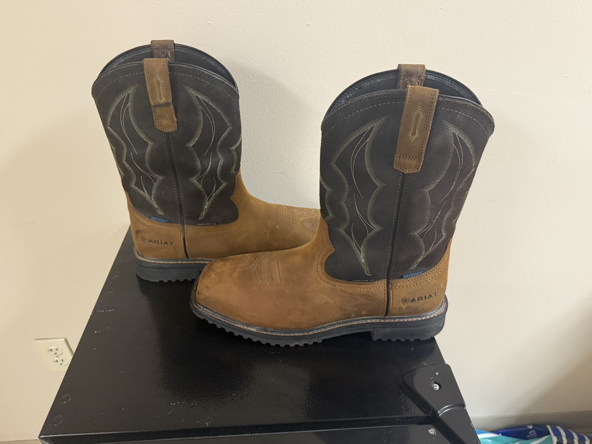 AriatGround Breaker Regular width work Books