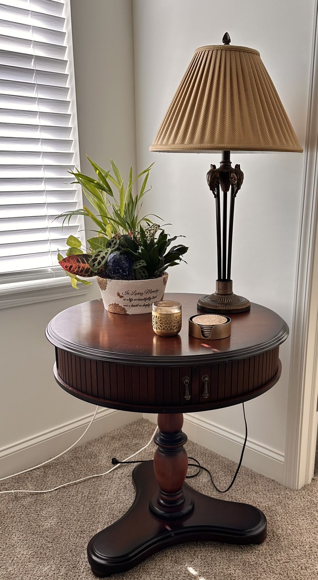 Solid Wood Decrotive End Table
