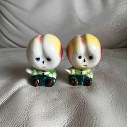 Vintage Peach Head Ceramic Salt and Pepper Shakers Anthropomorphic Made in Japan