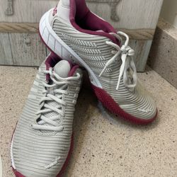 K-Swiss Women's Size 8 Hypercourt Express 2 tennis shoe in the Nimbus Cloud and Cactus Flower.  Small rip on the top of the shoe (pictured) otherwise 