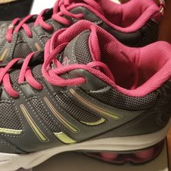 Kids Tennis Shoes size 7.5