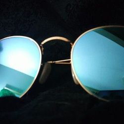 Authentic Ray-Ban Sunglasses Brand New with Case

NO SCRATCHES 
NO FRAME DAMAGE 
PERFECT CONDITION
