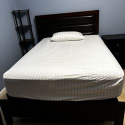 ELEGANT/DELUXE FULL/ DOUBLE SIZE BEDROOM SET/ RETAIL IS $2200 / ASKING $1295 