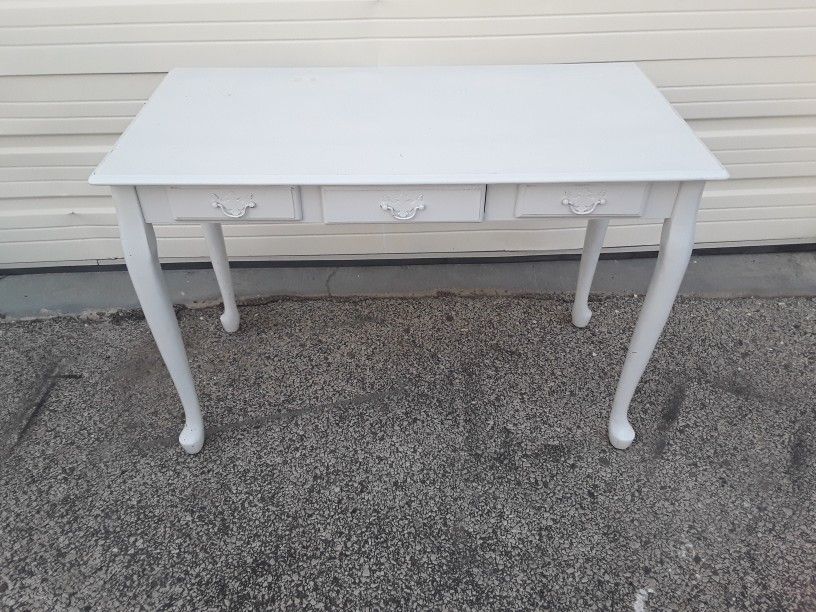Well Made Old Fashioned White Desk with One Draw.