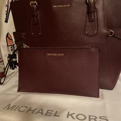 Original Michael Kors Shoulder Bag With Wallet Like New In The Color Deep Burgundy