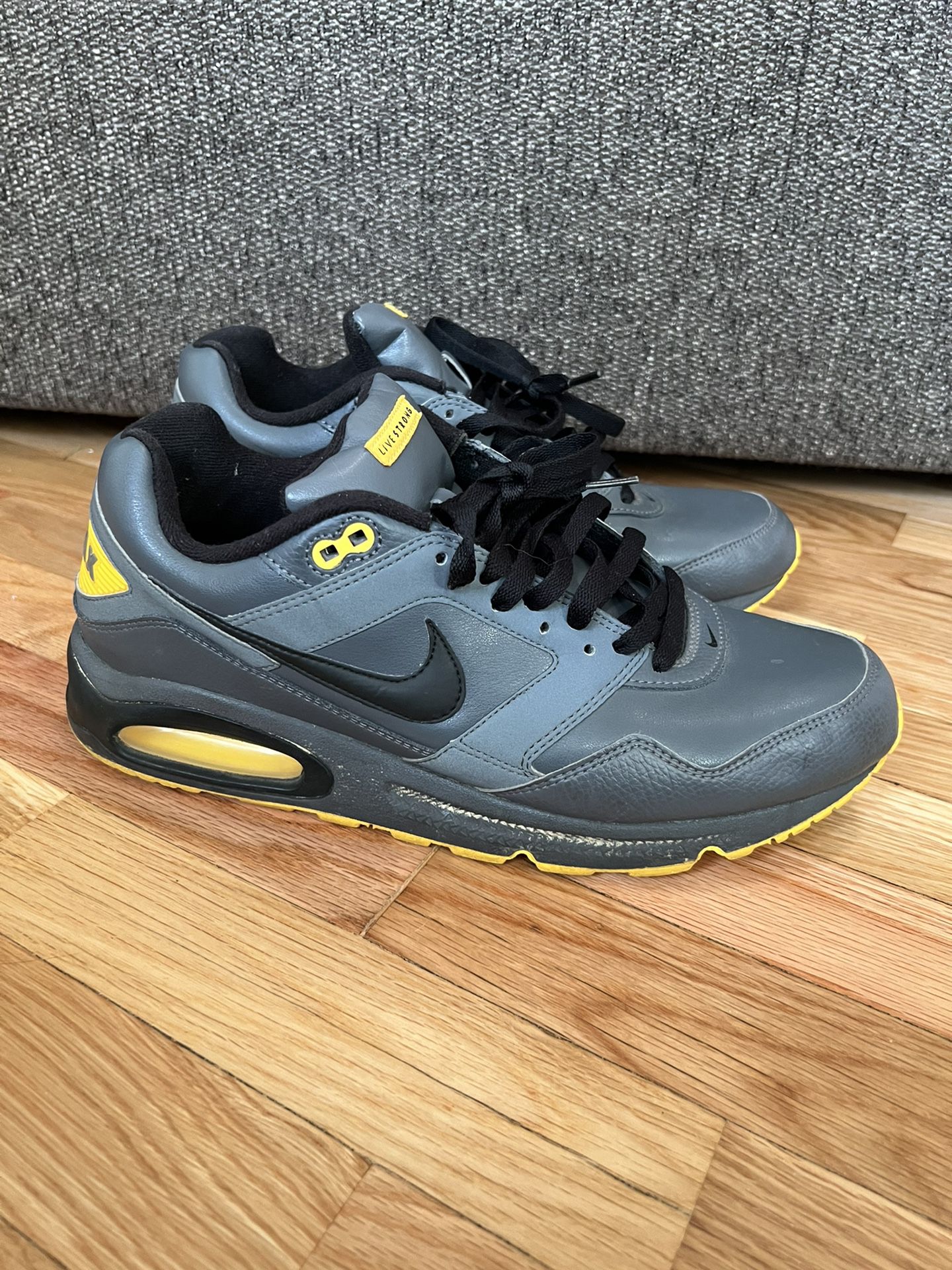 NIKE AIR MAX LIVESTRONG GREY ATHLETIC SIZE 12 MENS for Sale in Tacoma, WA - OfferUp